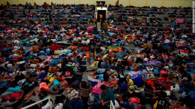 体育館で休む人たち＝１６日、グアテマラ・チキムラ県/Orlando Estrada/Getty Images