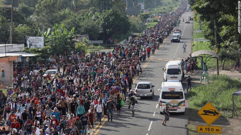 米国を目指し、メキシコ国内を移動する集団＝２１日/John Moore/Getty Images