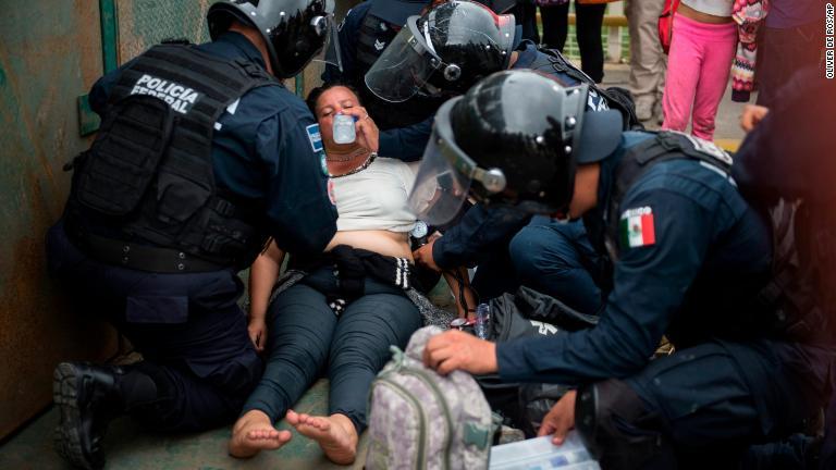 気を失った女性を手当てするメキシコの救急隊員＝２０日/Oliver de Ros/AP