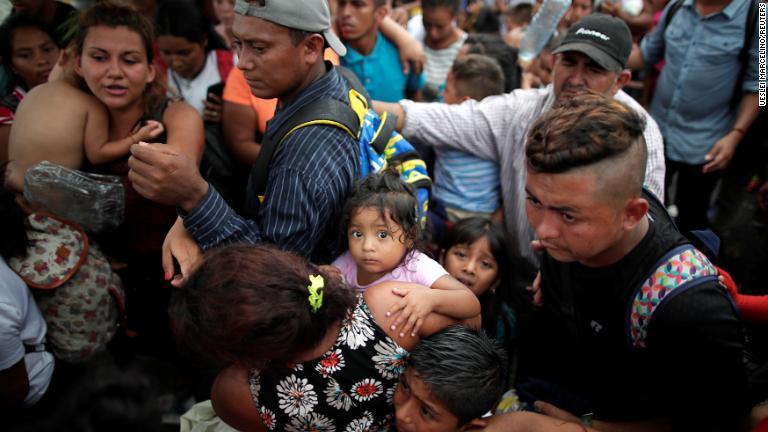 集団の中には子どもたちの姿も/Ueslei Marcelino/REUTERS