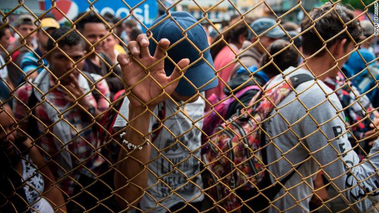 数千人に膨れ上がった移民の集団がメキシコ国境で待機＝１９日/Oliver de Ros/AP