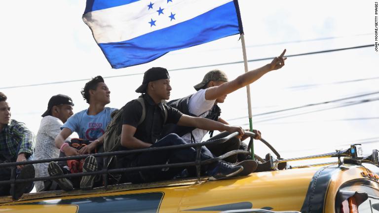 ホンジュラスの国旗を掲げる人たち/John Moore/Getty Images
