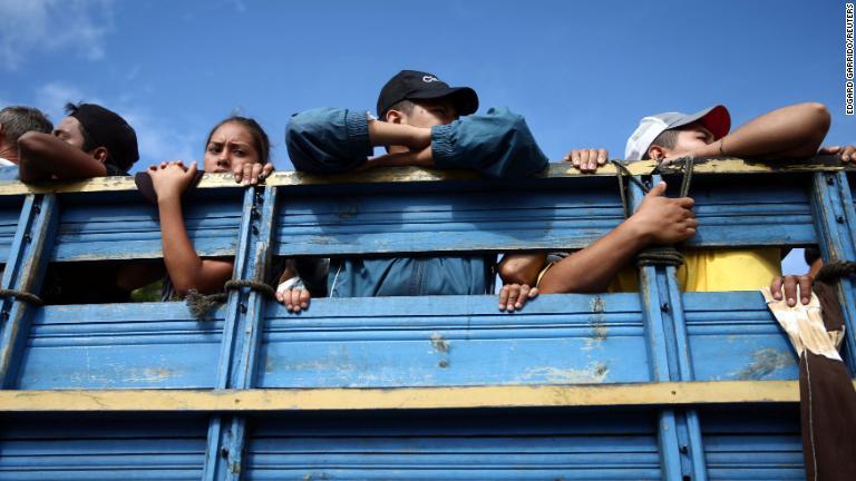 トラックの荷台で移動する人々＝１８日/Edgard Garrido/Reuters
