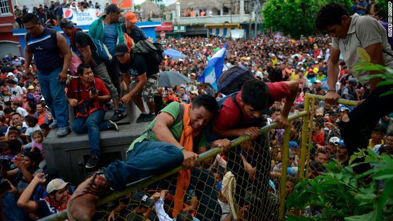 メキシコ国境に押し寄せた移民ら＝１９日、グアテマラ/Oliver de Roos/AP