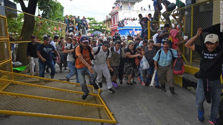 ホンジュラスとメキシコを結ぶ国境の柵が引き倒された/Pedro Pardo/Getty Images