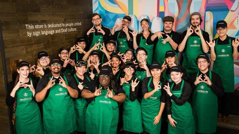 手話で「スターバックス」の文字を表す店舗のバリスタたち/Joshua Trujillo, Starbucks