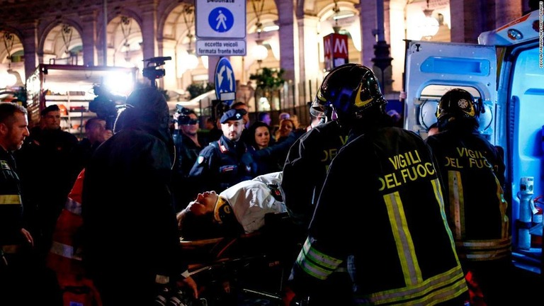 地下鉄の駅の下りエスカレーターが突然急加速し、多数の負傷者がでた/CECILIA FABIANO/AFP/Getty Images