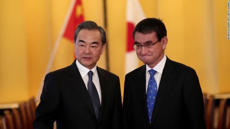 日本の河野外相（右）と中国の王毅（ワンイー）外相/Behrouz Mehri/AFP/Getty Images
