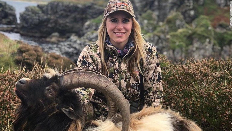 獲物の野生のヤギと笑顔で写真に収まるハンターのラリサ・スウィトリクさん/Instagram/@larysaunleashed