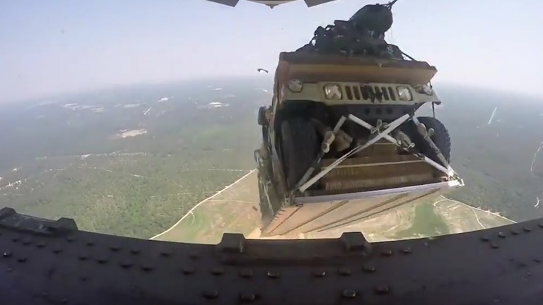 米軍輸送機が上空１５００メートルから軍用車「ハンビー」を空中投下する様子。写真は２０１６年の訓練時に撮影/U.S. Air Force