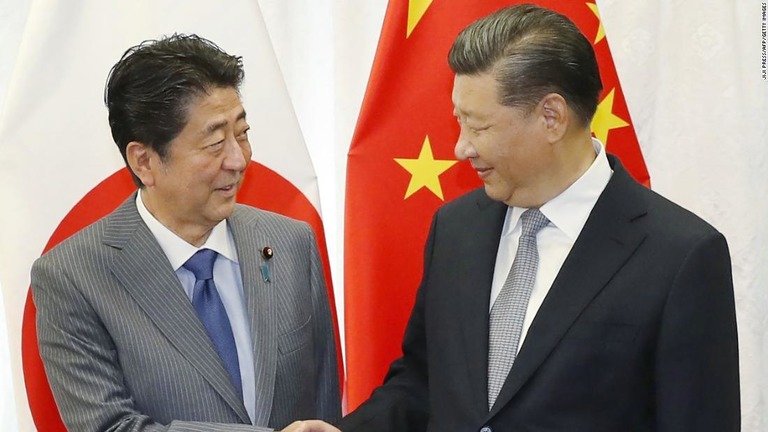 長く複雑な歴史を共有することで、日中両国の溝はなかなか埋まらないのが実情だ/JIJI PRESS/AFP/Getty Images