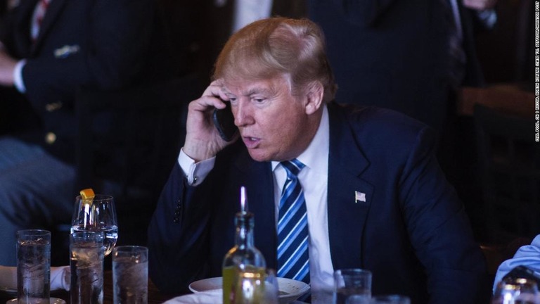 携帯電話を使用するトランプ大統領/Getty/Washington Post