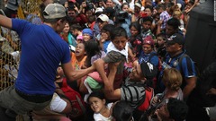 米軍、メキシコ国境に兵士８００人派遣へ　移民集団の入国阻止を支援