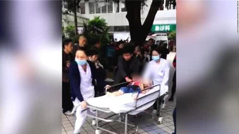 刃物で切りつけられ、病院に搬送される園児/CGTN/Chongqing Broadcasting Group