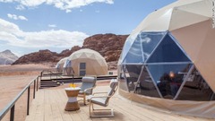 サンシティ・キャンプ（ヨルダン）　銅色の砂漠や山がちな地形に囲まれ、このホテルは別の惑星にあるようだ