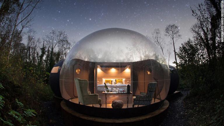 フィン・ロック・バブルドーム（北アイルランド）　四柱式ベッドでくつろいで、上空に広がる空の景色に酔いしれる/Courtesy Finn Lough Bubble Domes