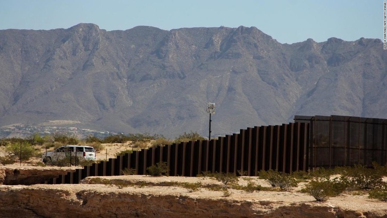 米国境警備隊がニューメキシコ州サンランドパーク付近を監視する様子をメキシコ側から撮影＝今年４月５日/HERIKA MARTINEZ/AFP/Getty Images
