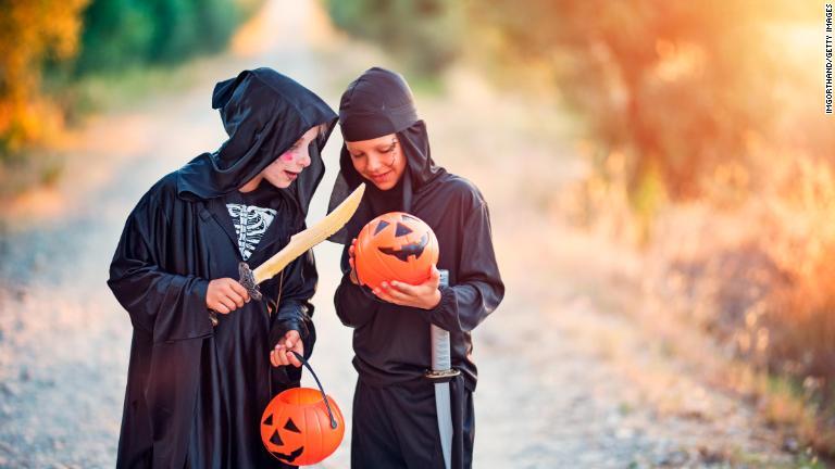 ハロウィーンに関連したけがのうち、小道具が目に刺さるけがは3分の1近くを占める。専門家は、柔らかい素材でできた小道具を買い求めるよう促している/Imgorthand/Getty Images
