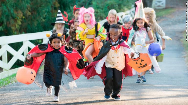 歩行中の事故などでハロウィーンの日に死亡する子どもの数は、年間を通じたほかのどの日よりも多い。/Ariel Skelley/Digital Vision/Getty Images