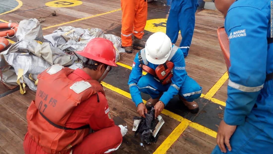 墜落したライオン・エアー機からのものと見られる物品を調べる当局者/Indonesia Disaster Mitigation Agency