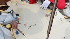 インドネシアの救助関係者が公開した海中から回収された破片