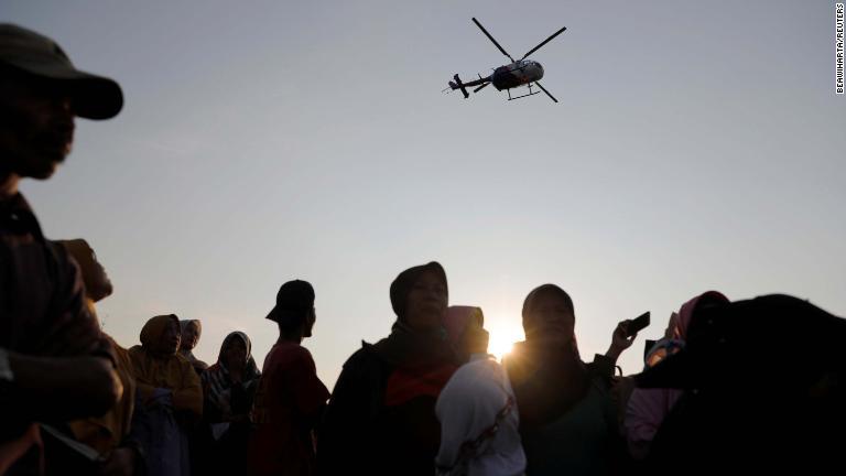 現場に入る救助隊のヘリコプター/Beawiharta/REUTERS