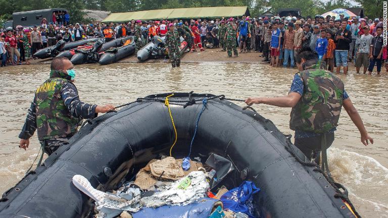 回収した残骸を運び込む兵士/Antara Foto/REUTERS