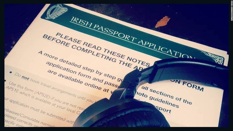 アイルランドのパスポート。ＥＵからの離脱を前に申請数が倍の水準になっている/Instagram/Scott Edgar