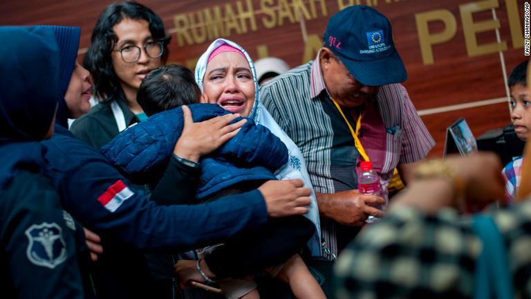 病院で涙を流す乗客の関係者＝３０日、ジャカルタ/Fauzy Chaniago/AP
