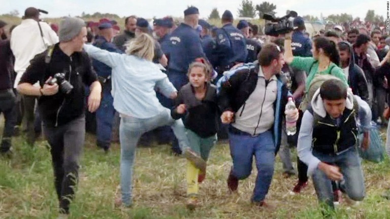 移民の子どもを蹴るなどして世界中から非難された女性カメラマンに無罪の判決が下った/-/AFP/AFP/Getty Images