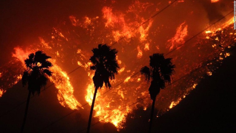 カリフォルニア州での大規模火災をめぐり、地元の電力企業が出火原因となった可能性があることを認めた/Ventura County Fire Department