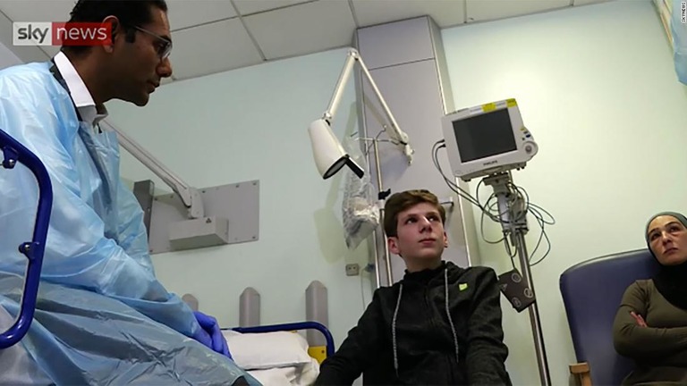 シリア空爆で重傷を負い、ロンドンの病院で手術を受けることになったナジブ・アリ君/SkyNews
