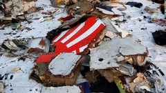 インドネシア機墜落、降着装置と本体の一部を発見