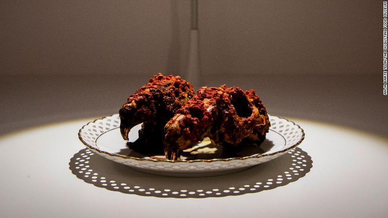 香辛料をきかせた中国四川省のウサギの頭の料理/Anja Barte Telin/the Disgusting Food Museum