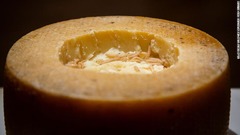 生きたうじ虫が味をまろやかにするシチリアのチーズ