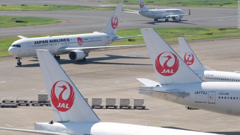日本航空の操縦士が許容量の１０倍のアルコール摂取/KAZUHIRO NOGI/AFP/Getty Images