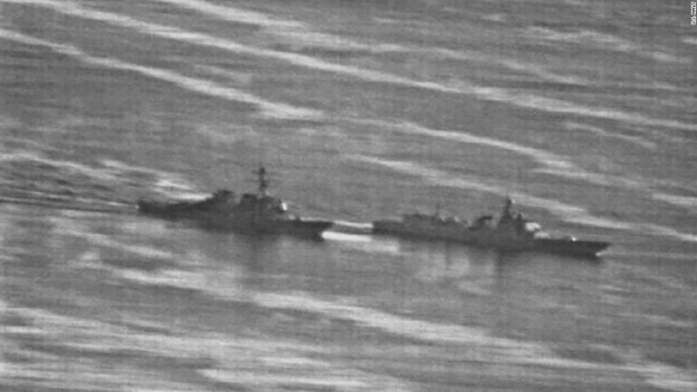 米海軍が公開した米海軍駆逐艦と中国軍駆逐艦の異常接近時の写真＝９月３０日、南シナ海/U.S. Navy