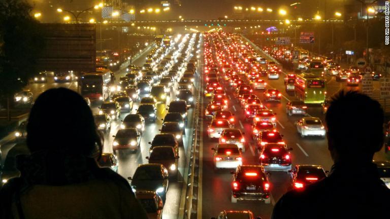 「自転車の街」として知られる中国・北京も渋滞の激しい場所だ/VCG via Getty Images