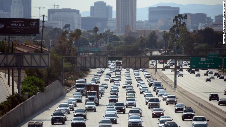 交通渋滞では常に上位に名前のあがるロサンゼルス。２０１７年の調査では、通勤者の８４％が車もしくは相乗りを選択したという/FREDERIC J. BROWN/AFP/Getty Images
