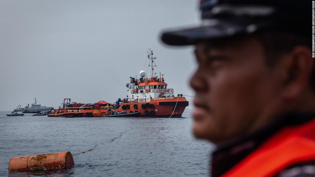 機体や遺体の捜索を行うインドネシア海軍＝４日/Ulet Ifansasti/Getty Images AsiaPac/Getty Images
