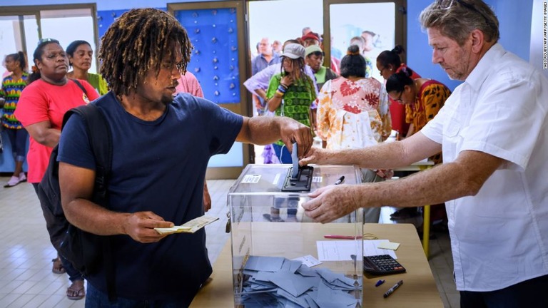 ニューカレドニアで、フランスからの独立の賛否を問う住民投票が行われた/THEO ROUBY/AFP/AFP/Getty Images