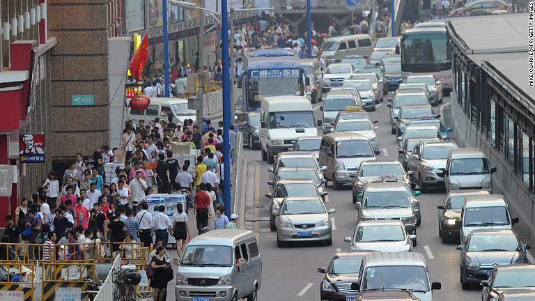 中国南部の広州市も交通渋滞で知られる街だ/MIKE CLARKE/AFP/Getty Images