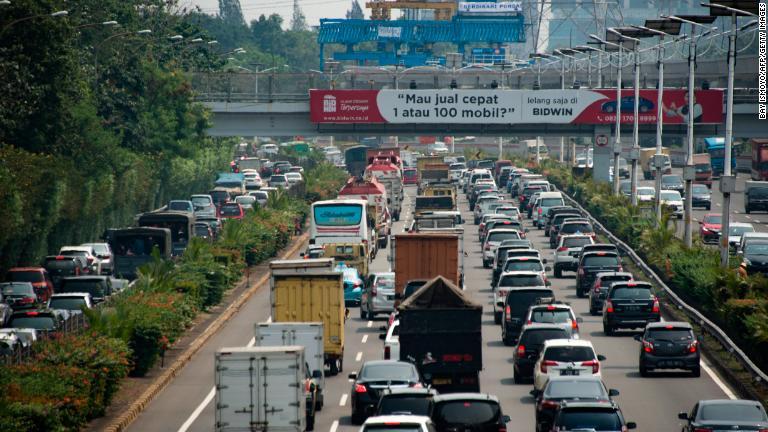 インドネシア・ジャカルタの渋滞時間は６３時間/BAY ISMOYO/AFP/Getty Images