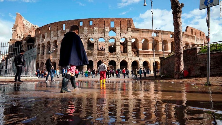 暴風雨が直撃した翌日のローマの様子/Andrew Medichini/AP