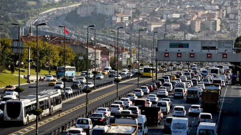 トルコ・イスタンブールの渋滞時間は５９時間に達した/OZAN KOSE/AFP/Getty Images