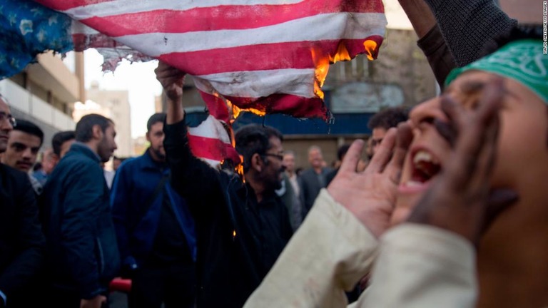 ４日に在イラン米大使館人質事件から３９年を記念して行われたデモ。５日から米国による経済制裁が再開された/Majid Saeedi/Getty Images