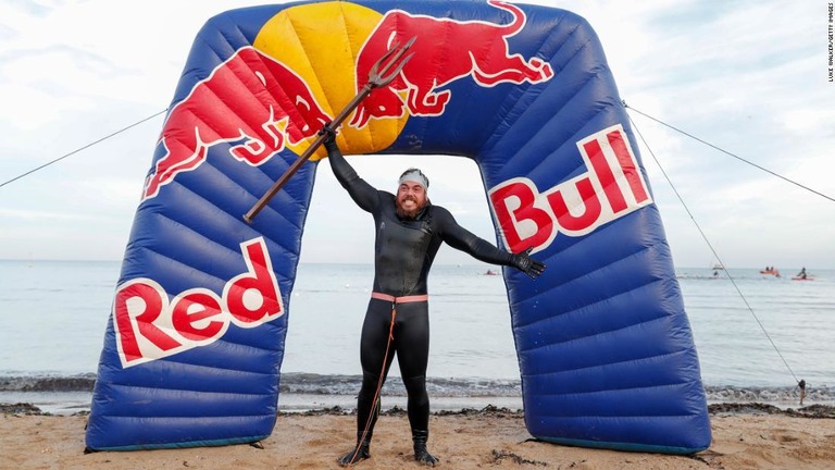 グレートブリテン島沿岸を泳いで一周したロス・エドグレイさん/Luke Walker/Getty Images