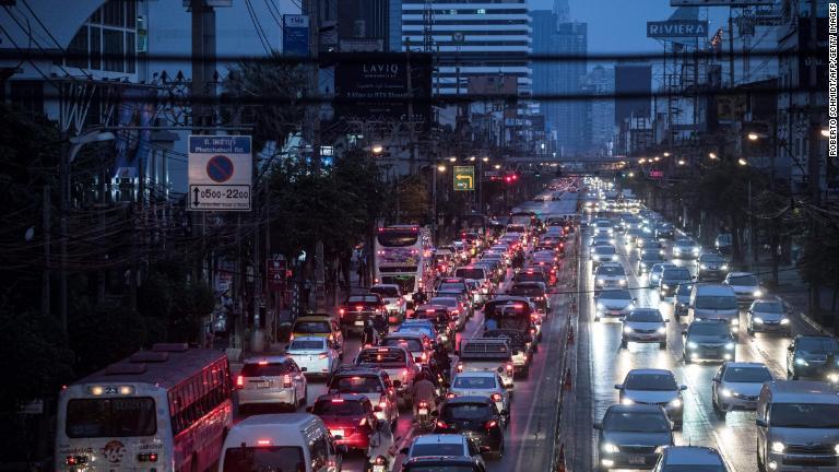 タイ・バンコクの渋滞時間は６４時間/ROBERTO SCHMIDT/AFP/Getty Images