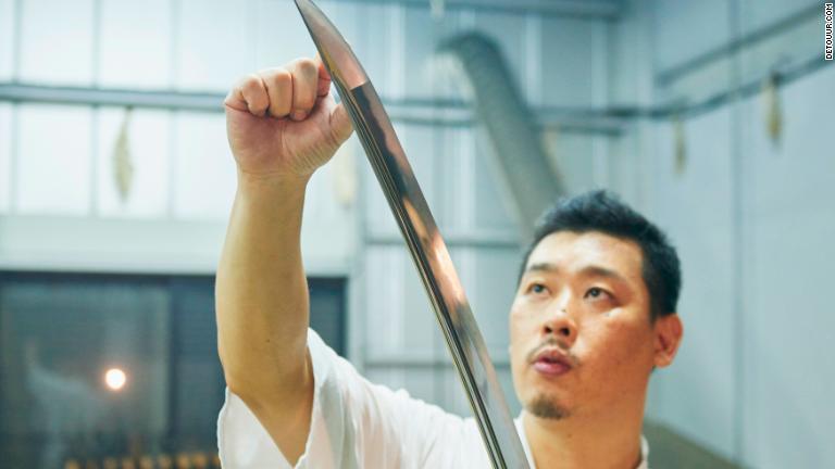 日本刀の表面を丹念に磨き上げる作業には数週間かかることもある/DeeperJapan.com