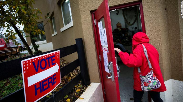 投票所に着いた女性＝バージニア州/Al Drago/Reuters